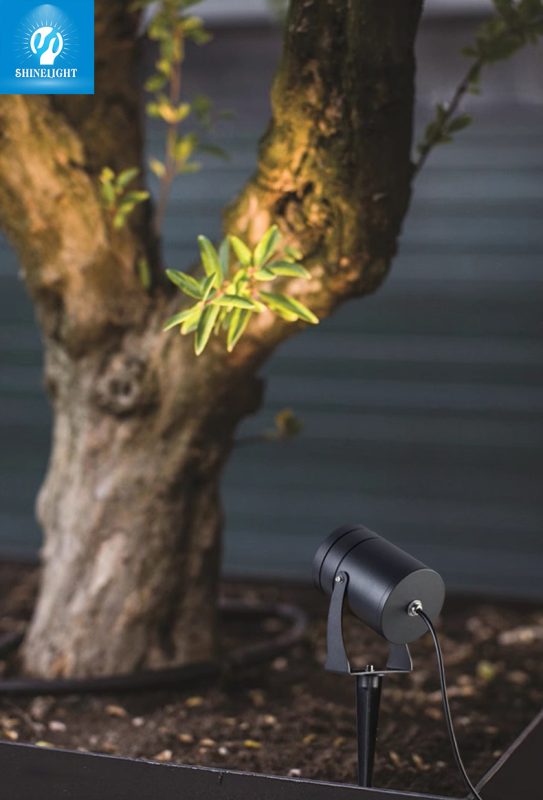 Đèn cắm cỏ chiếu cây