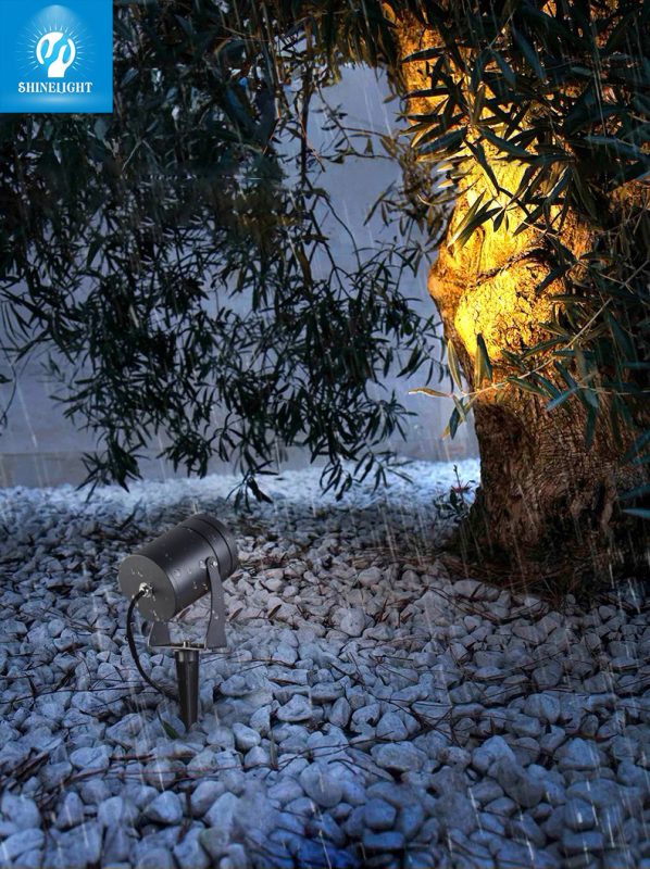 Đèn cắm cỏ chiếu cây