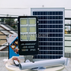 den-nang-luong-mat-troi-sl-jde300-2 Đèn đường năng lượng mặt trời SL-E300